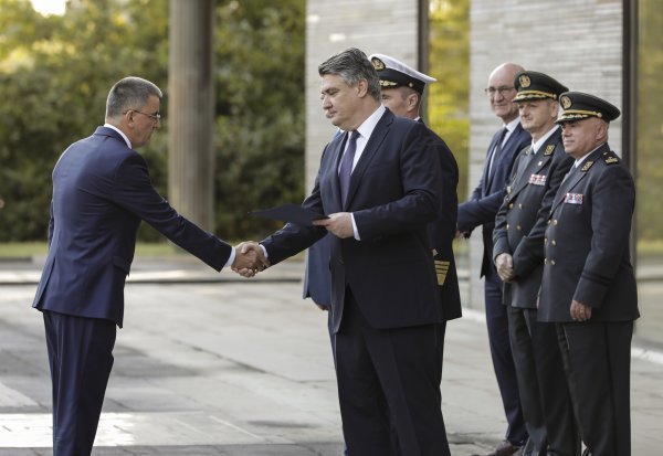 Zoran Milanović dodijelio počasne činove i odlikovanja braniteljima