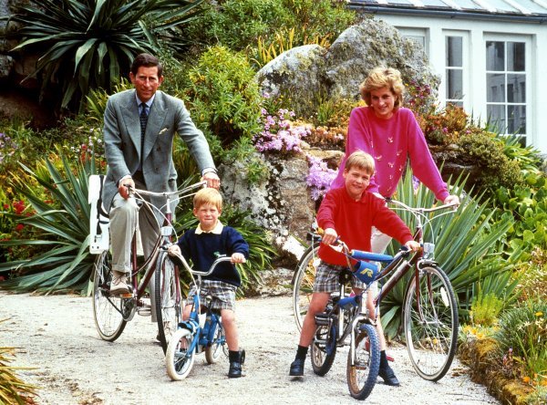 Princ Charles i princeza Diana sa sinovima, Harryjem i Williamom