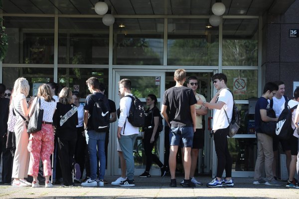 Svaki drugi maturant završava školovanje osnovnim maturskim ispitom