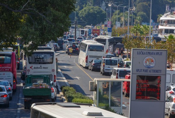 Gužve u splitskoj trajektnoj luci