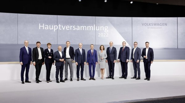 Oliver Blume (peti s lijeva) i Herbert Diess (sedmi slijeva) na godišnjoj skupštini Volkswagen grupe u svibnju