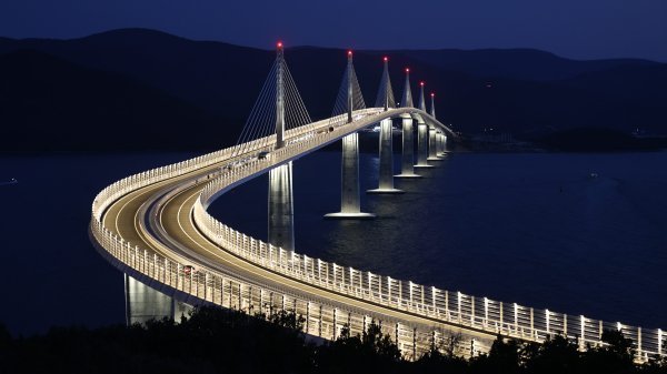 Pelješki most s upaljenom rasvjetom