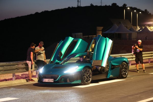 Rimac Nevera s hrvatskim tablicama je prošli tjedan prošla prva Pelješkim mostom, s druge strane je ususret krenuo bolid Nike Pulića