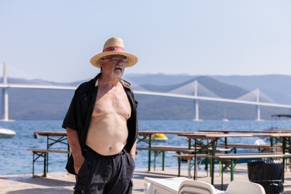 Pogled na Pelješki most s plaže u Komarni