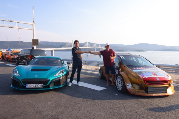 Niko Pulić u bolidu i Matija Renić, razvojni inžinjer i Rimac grupi  u Neveri prvi će proći mostom