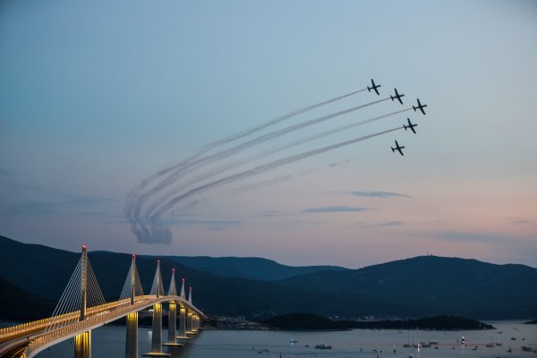 Krila Oluje iznad Pelješkog mosta