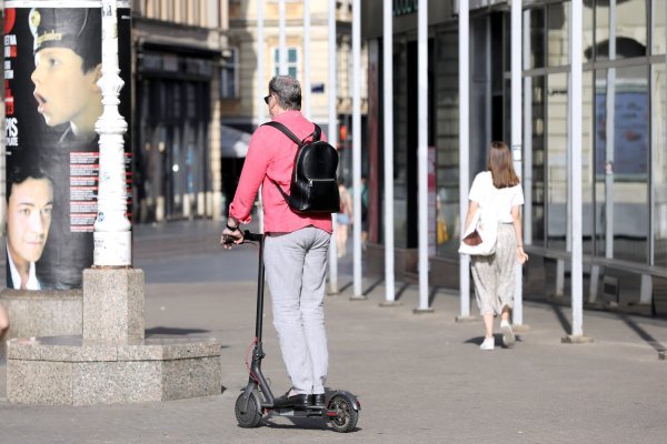 Vozači bicikala i romobila