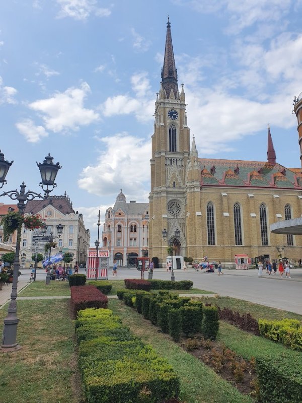 Centar Novog Sada s katedralom u prvom planu