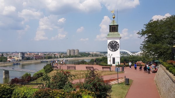 Pogled na Novi Sad s Petrovaradinske tvrđave, iz Srijema