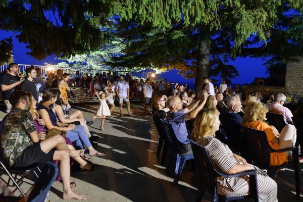 Brojna publika sa zadovoljstvom se vraća u Grožnjan tijekom jazz festivala