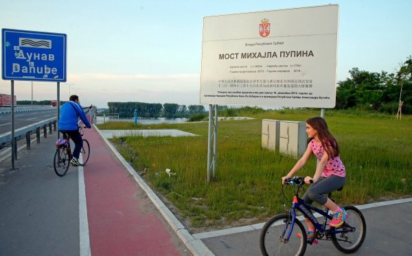 Pupinov most u Beogradu nije ni izbliza impozantan kao Pelješki, ali izgradili su ga isti neimari kao i Pelješki, i ipak ima biciklističku stazu