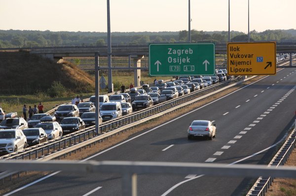 Gužva na autocesti pred graničnim prijelazom Bajakovo