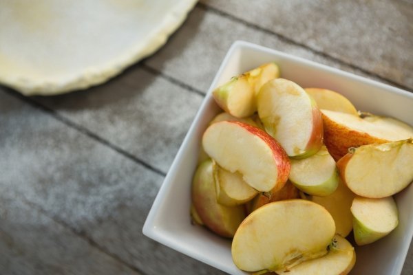Narezane kriške jabuke umotajte u foliju ili pokapajte s nekoliko kapi limunovog soka
