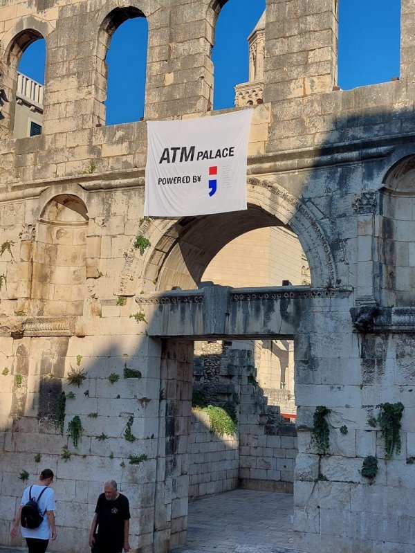 Građanski aktivisti na Srebrnim vratima postavili su golemi transparent 'ATM palace' (Palača bankomata, op.a.) uz logotip Ministarstva kulture