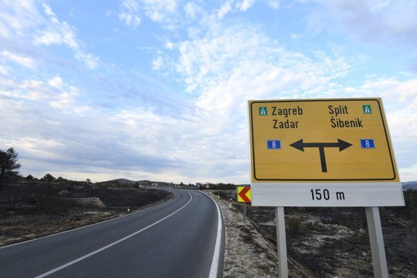 Požar na području Vodica nije ugašen, ali je stavljen pod kontrolu