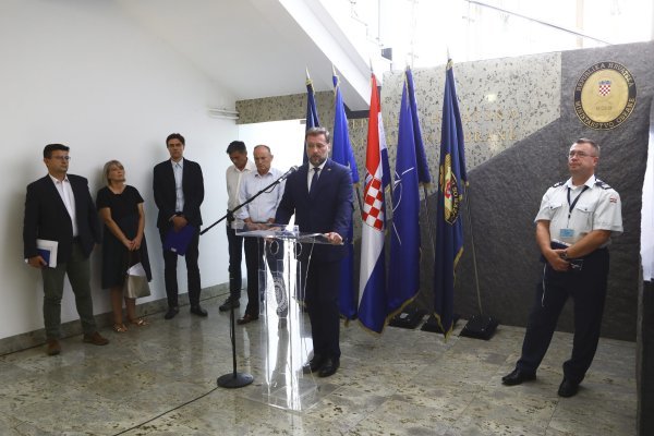 Konferencija za medije o remontu protupožarnih aviona