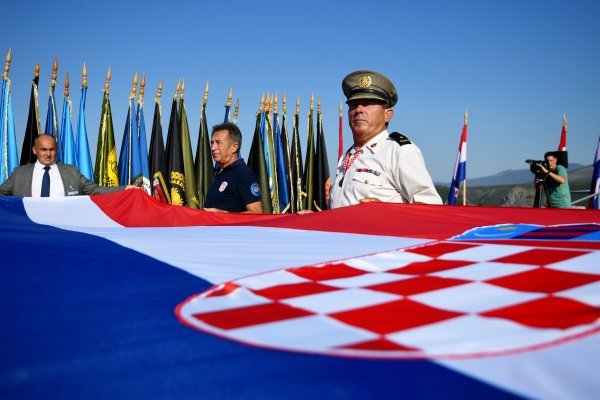 Polaganje zastave na kninskoj tvrđavi