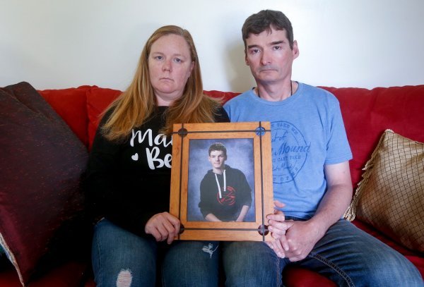 Roditelji drže fotografiju Daniela Lintsa, mladića koji je počinio samoubojstvo zbog seksualne iznude