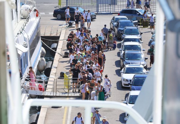 Gužve u Trajektnoj luci Split u jeku turističke sezone