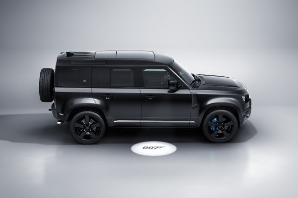 Defender 110 V8 Bond Edition