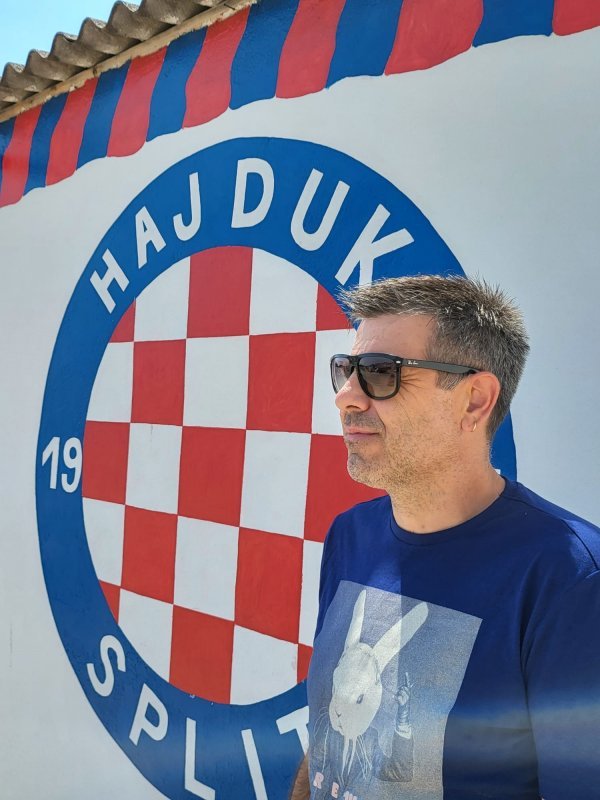 Joško Pavić uz grb Hajduka u Jezerima kojeg je sâm nacrtao