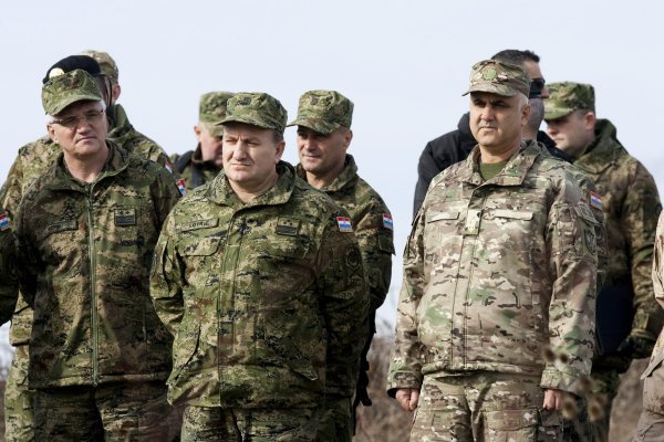 Đakovo, Gašinci, 2013.: Bivši načelnik Glavnog stožera OS RH general pukovnik Drago Lovrić i nacelnik Generalštaba Vojske Crne Gore viceadmiral Dragan Samardžić na prvoj zajedničkoj vojnoj vježbi HV-a i Oružanih snaga Crne Gore.