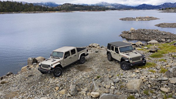 Jeep Gladiator (lijevo) i Jeep Wrangler (2022.)