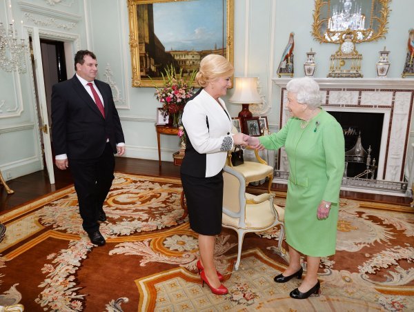 Predsjednica je primila kraljicu s dvije ruke, što je suprotno protokolu