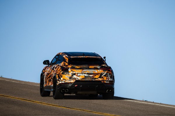 Lamborghini Urus je savladao 156 zavoja na brdskoj prometnici u dužini od 20 km prešavši ciljnu liniju na 4302 m/nm u vremenu 10 min 32.064 s