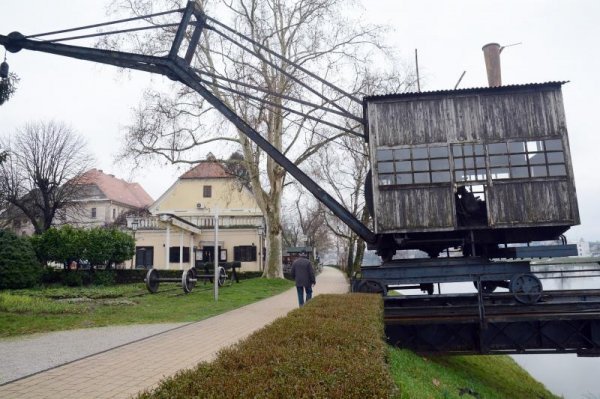 Parna dizalica postavljena davne 1903. kada je grad Sisak bio velika riječna luka Pixsell