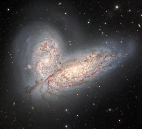 Sudar dvije spiralne galaksije - NGC 4568 i NGC 4567