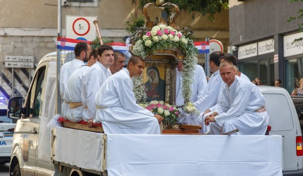 Gospina slika prebačena je u katedralu Svetog Dujma
