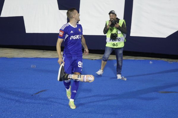 Bačena proteza ispod sjeverne tribine