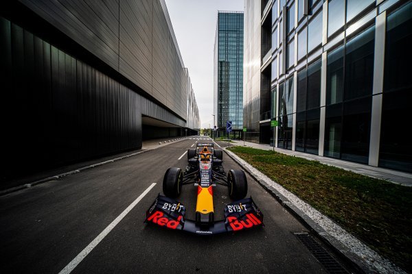 Red Bull Static Show Car RB14 viđen ispred tornja Ušće u Beogradu, Srbija 10. travnja 2022.