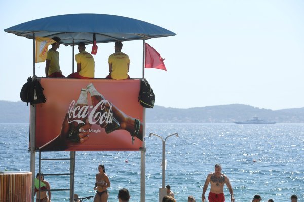 Crvena zastava na plaži Kolovare