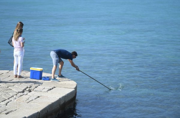 Uzimanje uzoraka mora na plaži Kolovare