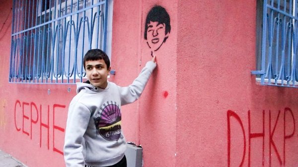 Momci s Okmejdanija su izuzetno ogorčeni zbog teškog stanja Berkina Elvana, koji mjesecima leži u komi nakon što ga je policija pogodila kanistrom sa suzavcem