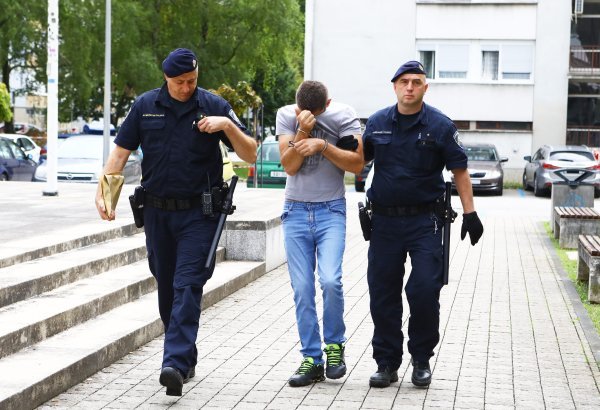 Privođenje muškarca koji je u Gospiću nožem izbo suprugu i njenog prijatelja