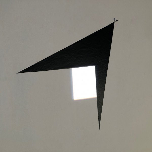 Goran Petercol,Umanjeno prvo, 2021., projekcija svjetla, samoljepljiva folija, čavao na zidu