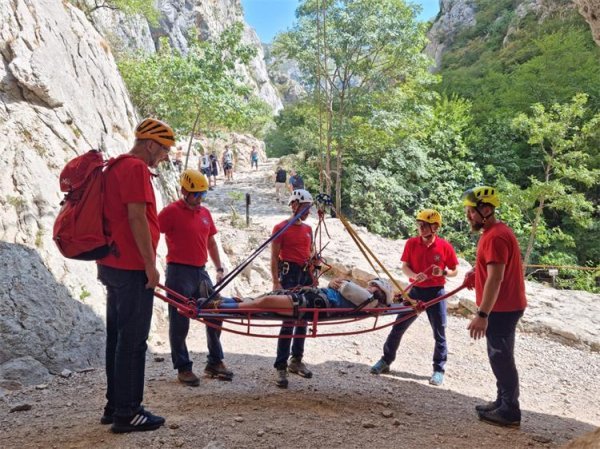 Ministar Božinović sudjelovao u vježbi akcije spašavanja HGSS-a