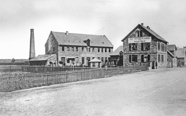 Prva tvornica Adama Opela u Rüsselsheimu, 1868. Kuća s desne strane