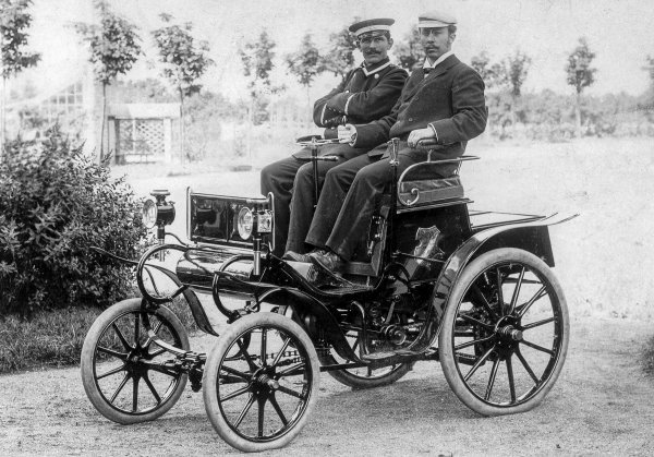 Opel Patent-Motorwagen System-Lutzmann 1899. (desno na slici: Heinrich Opel, lijevo Opelov predradnik Sedlazcek)