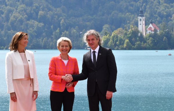 Predsjednica Europske komisije Ursula von der Leyen sa slovenskim premijerom Robertom Golobom i slovenskom ministricom vanjskih poslova Tanjom Fajon