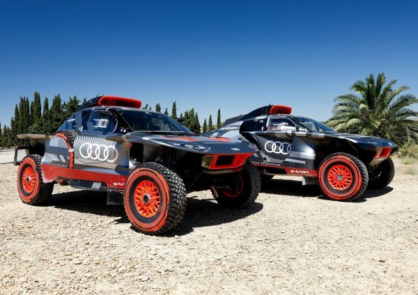 Audi RS Q e-tron E i Audi RS Q e-tron (straga)