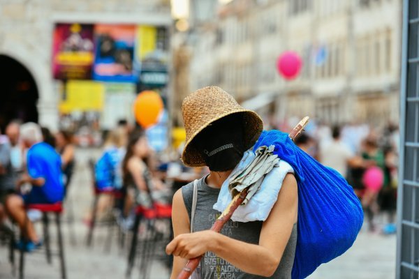 Maskirani muškarac popeo se na ogradu Orlandovog stupa