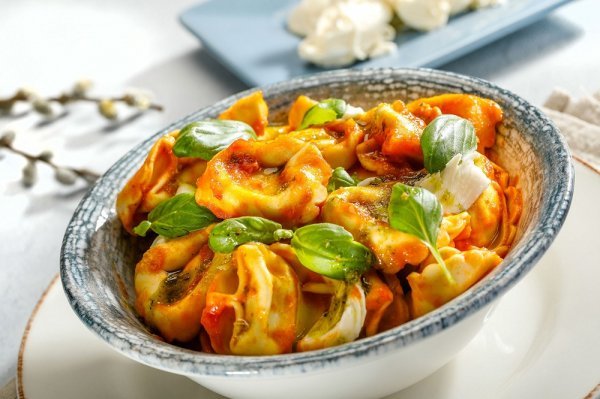 Caprese salata s tortellonima