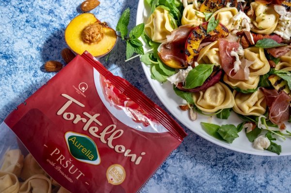 Salata od tortellona s pečenim breskvama, pršutom i mozzarelom