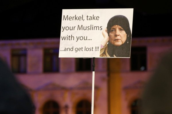 Transparent na desničarskom skupu koji proziva Merkel zbog muslimanskih doseljenika