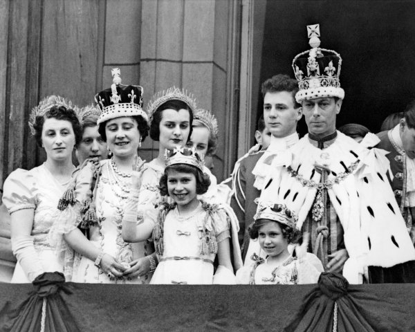 Kralj George VI i kraljica Elizabeth s kćerima - princezama Margaret i Elizabeth (koja je danas kraljica) i Kraljicom majkom Mary of Teck, snimljeni 12. svibnja 1937.