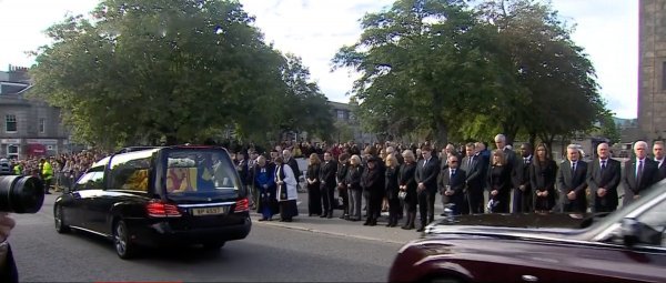 Nakon što lijes stigne u Edinburgh, bit će smješten u palaču Holyroodhouse.